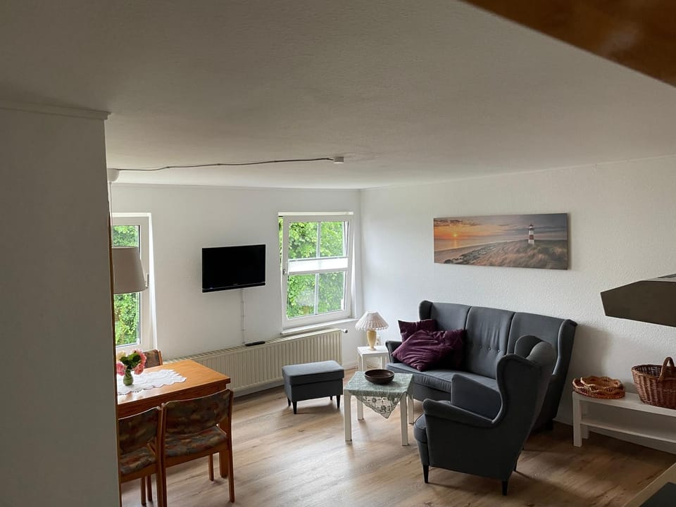 Communal lounge/ TV room, TV and multimedia, Living room, Seating area, Evening entertainment