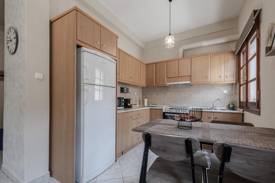 Kitchen or kitchenette, Dining area, oven, stove