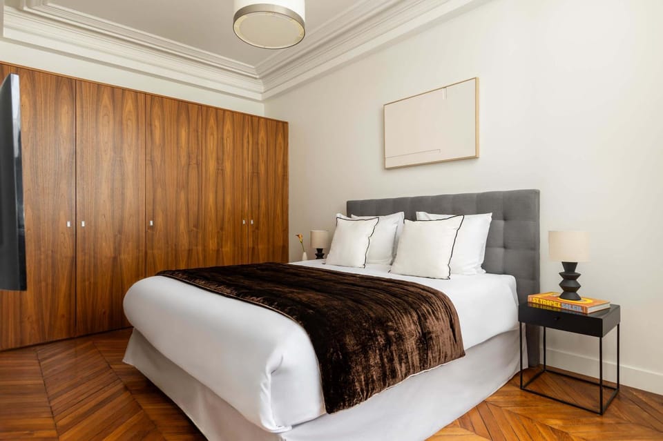 Champs Elysées Stylish Flat 2BR 6PPL Apartment in Paris