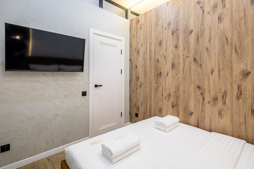 Bed, TV and multimedia, Photo of the whole room, Bedroom, towels