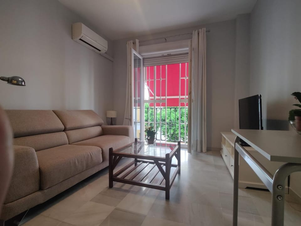TV and multimedia, Living room, Seating area, Dining area, air conditioner