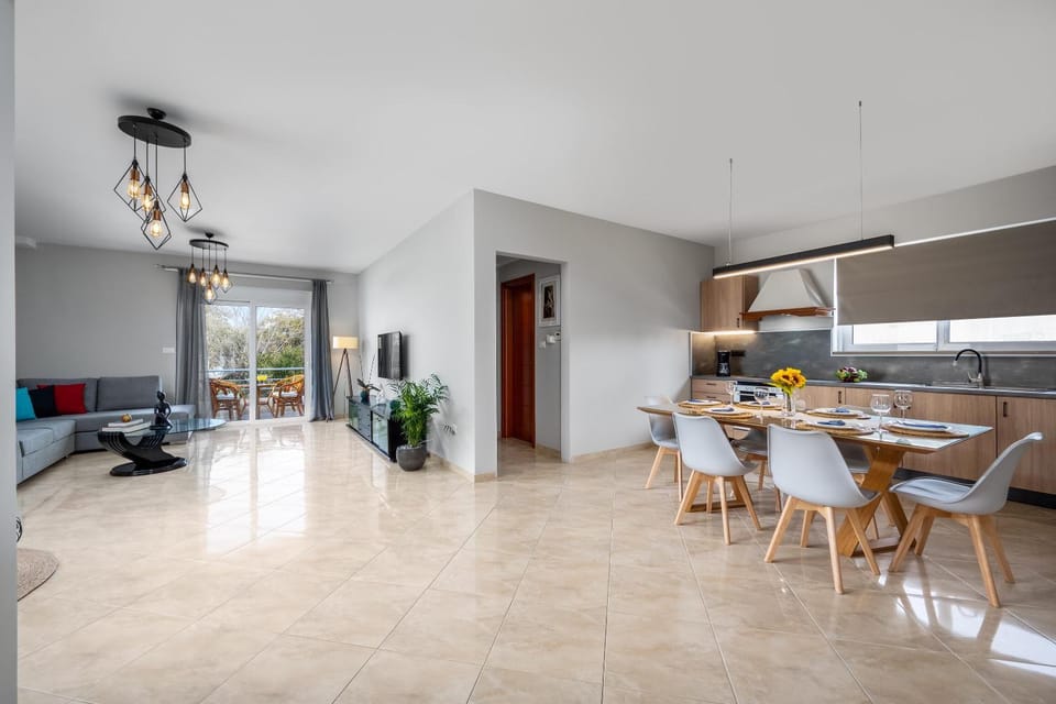 Kitchen or kitchenette, Living room, Seating area, Dining area