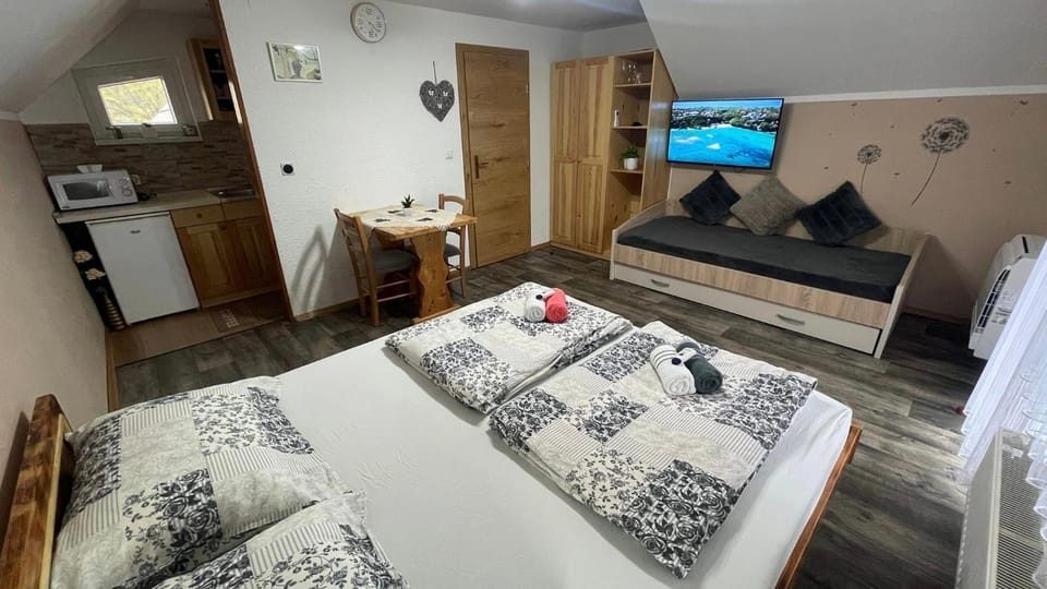 TV and multimedia, Dining area, Bedroom