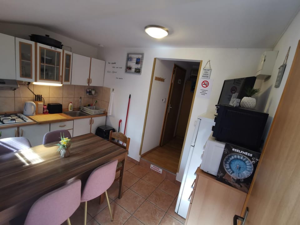 Kitchen or kitchenette, Dining area, stove