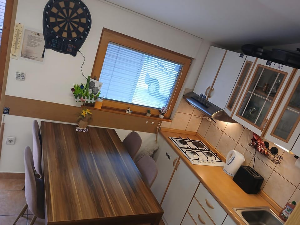 Kitchen or kitchenette, Decorative detail, Dining area, Entertainment, stove, kitchen