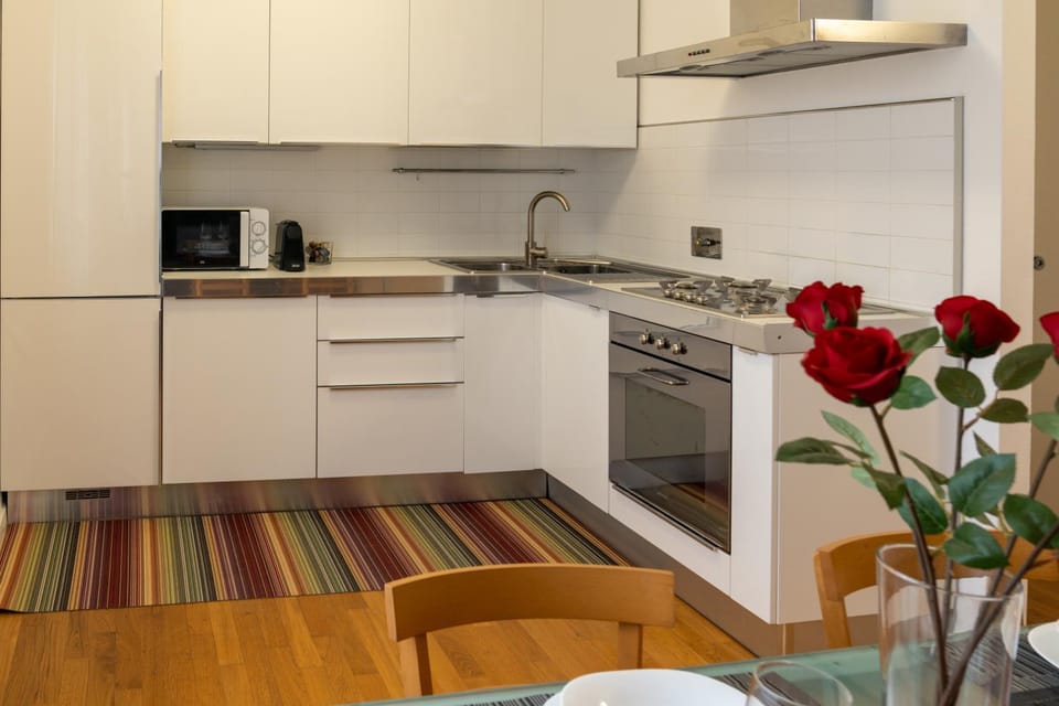 Kitchen or kitchenette, dishwasher, stove
