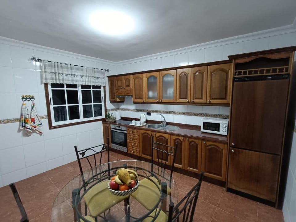 Kitchen or kitchenette, Food and drinks, Dining area, Food, stove