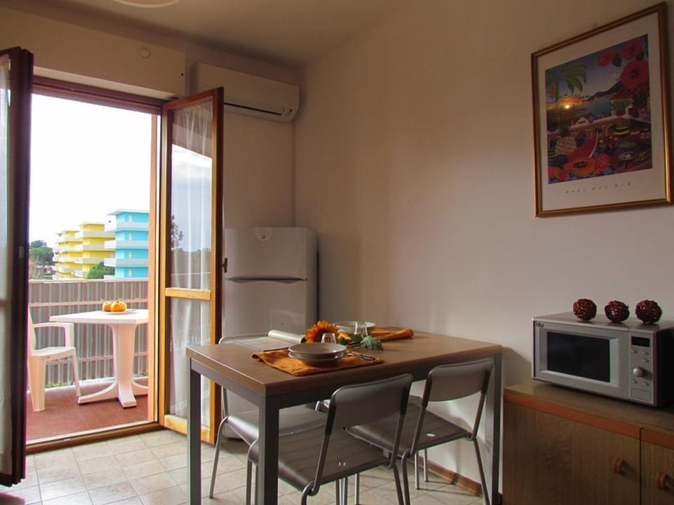 Restaurant/places to eat, Communal lounge/ TV room, Dining area