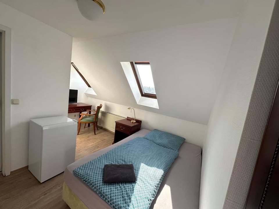 Bed, TV and multimedia, Photo of the whole room, Bedroom, towels