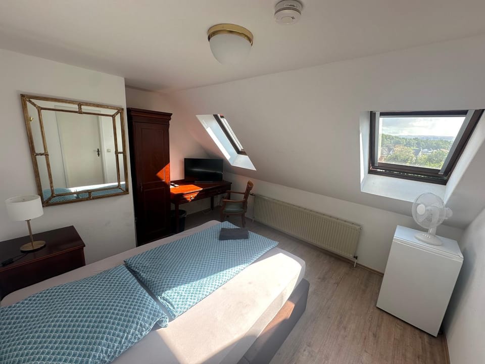 Bed, TV and multimedia, Photo of the whole room, Bedroom, towels