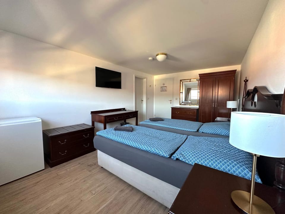 Bed, TV and multimedia, Photo of the whole room, Bedroom, towels