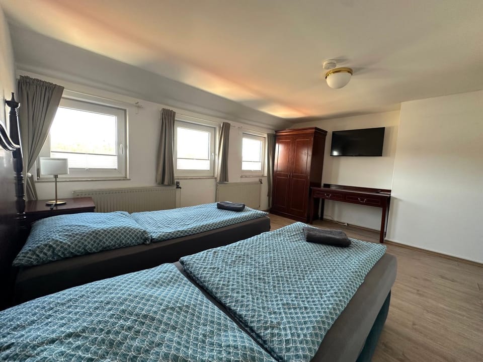 Bed, TV and multimedia, Photo of the whole room, Bedroom, towels