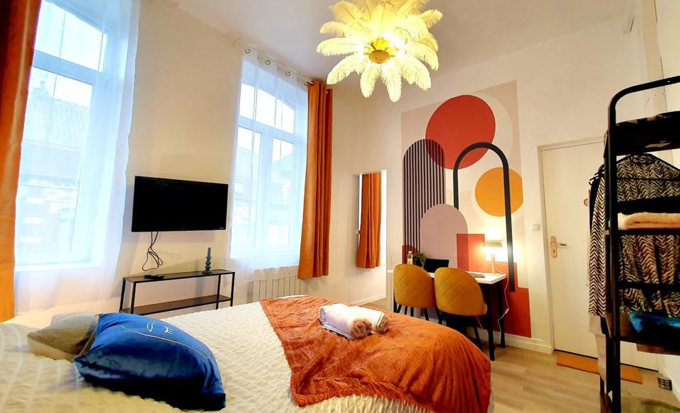 Bed, TV and multimedia, Seating area, Bedroom