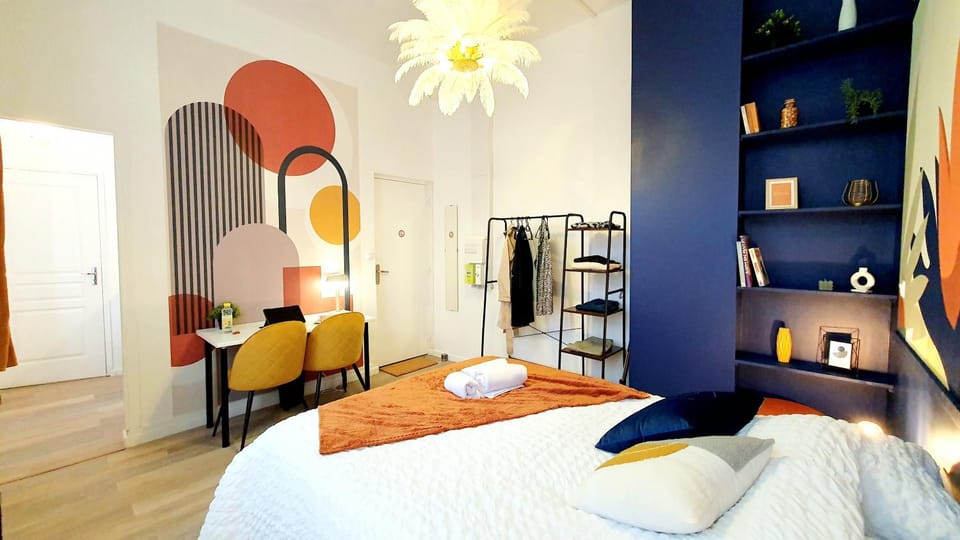 Bed, Photo of the whole room, Seating area