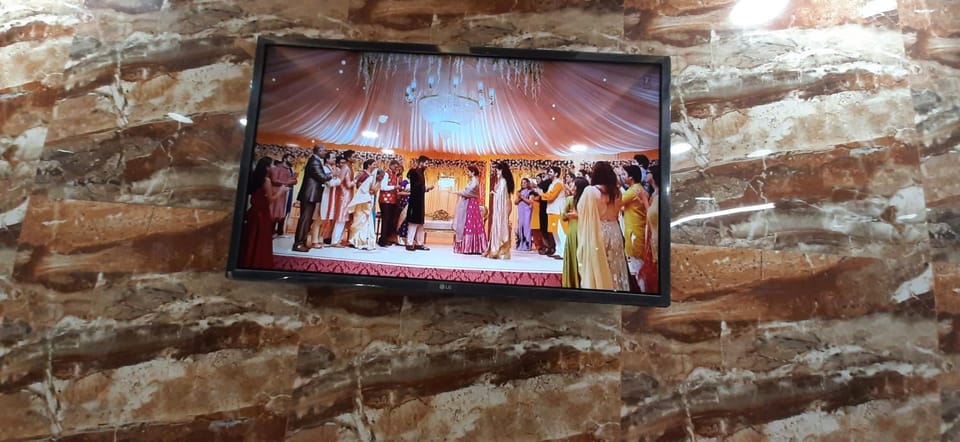 Diplomat luxury home stay in private apartment with kitchen, washroom, wifi , Android tv, fridge in cream location of posh south delhi foreiner area of lajpat nagar, safst locality of Delhi for single females Hotel in New Delhi