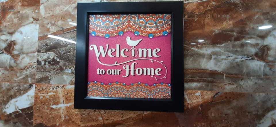 Diplomat luxury home stay in private apartment with kitchen, washroom, wifi , Android tv, fridge in cream location of posh south delhi foreiner area of lajpat nagar, safst locality of Delhi for single females Hotel in New Delhi
