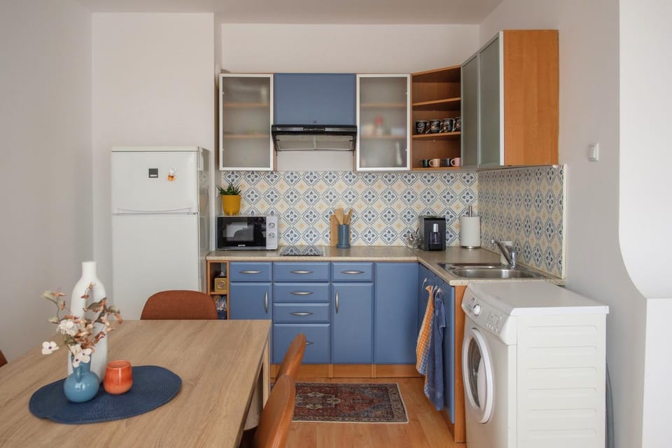 Kitchen or kitchenette, Dining area, minibar, stove