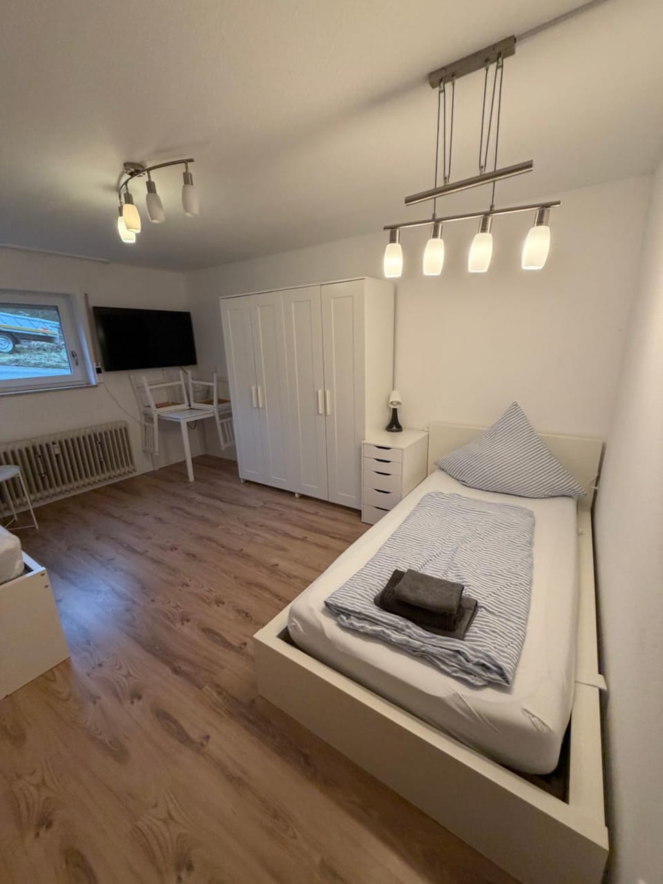 Bed, TV and multimedia, Photo of the whole room, Bedroom, towels