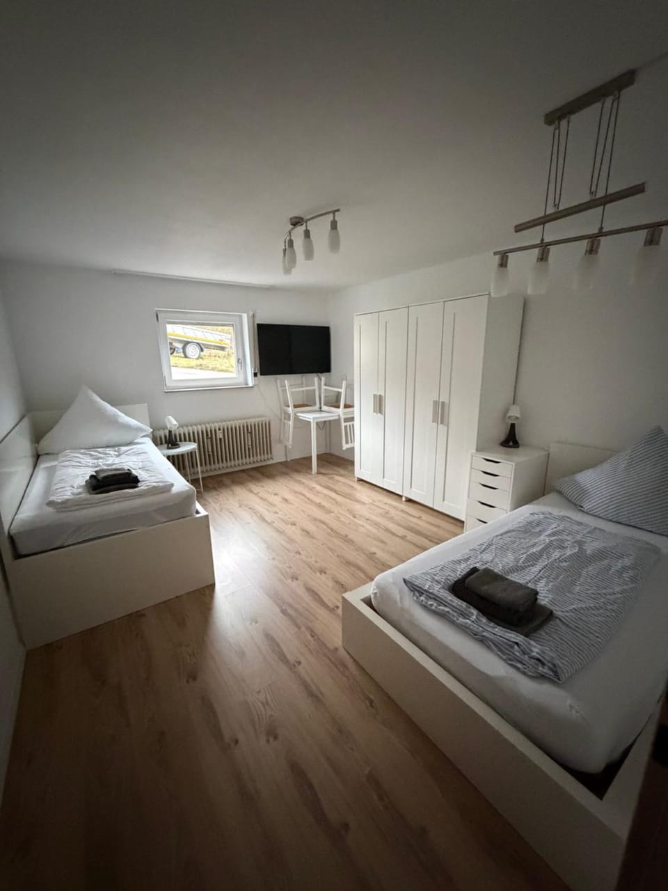 Bed, TV and multimedia, Photo of the whole room, Bedroom, towels