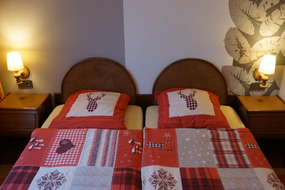 Photo of the whole room, Decorative detail