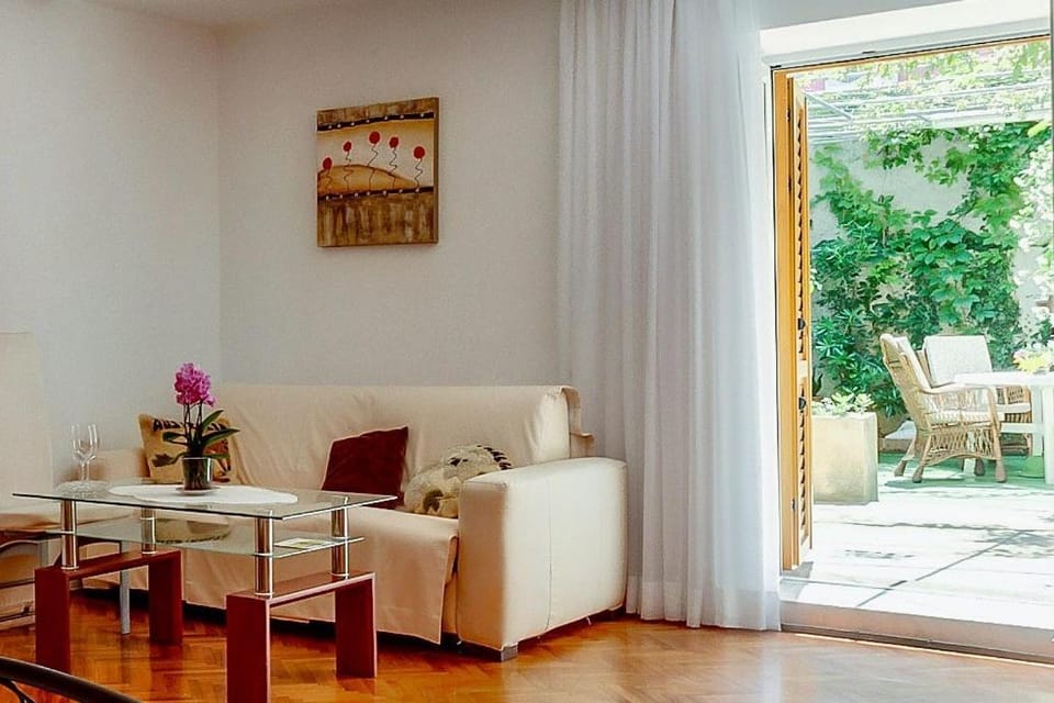Cozy apartment MARISOL with pleasant terrace in Nerezine Bed and Breakfast in Nerezine