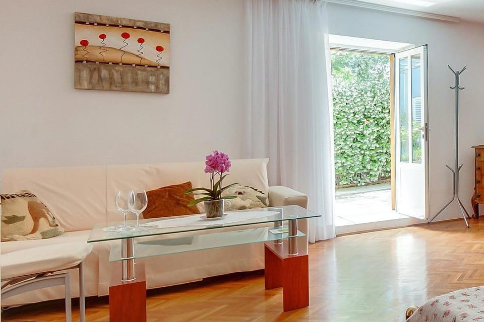 Cozy apartment MARISOL with pleasant terrace in Nerezine Bed and Breakfast in Nerezine