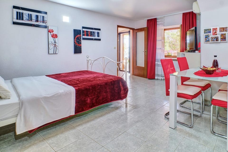 Cozy apartment MARISOL with pleasant terrace in Nerezine Bed and Breakfast in Nerezine