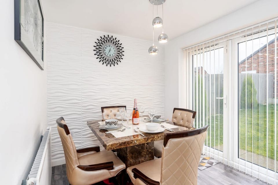 Charming 3 Bedroom Home with Garden near Doncaster House in Doncaster