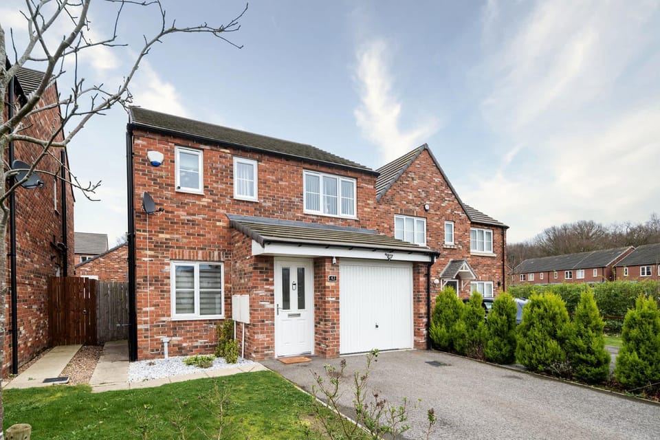Charming 3 Bedroom Home with Garden near Doncaster House in Doncaster