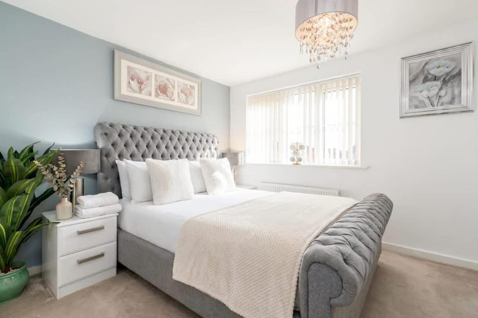 Charming 3 Bedroom Home with Garden near Doncaster House in Doncaster