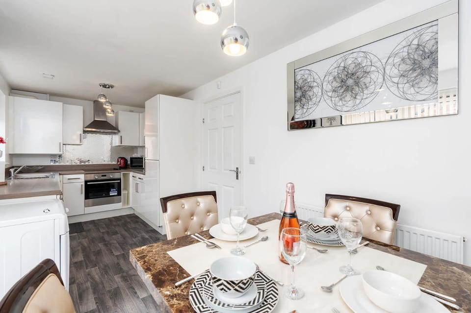 Charming 3 Bedroom Home with Garden near Doncaster House in Doncaster