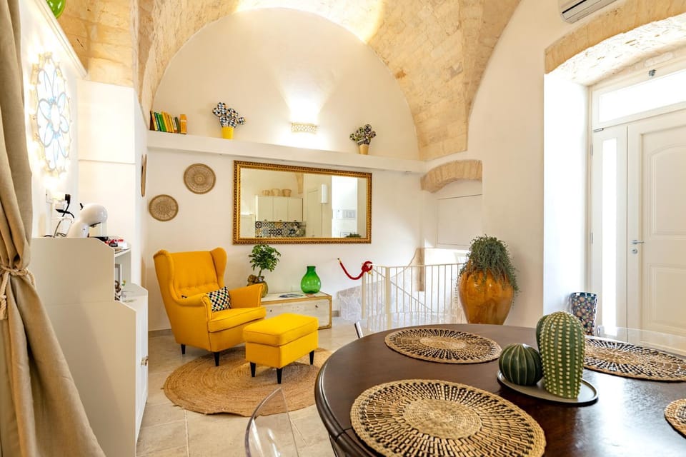 Living room, Seating area, Dining area, Breakfast, air conditioner