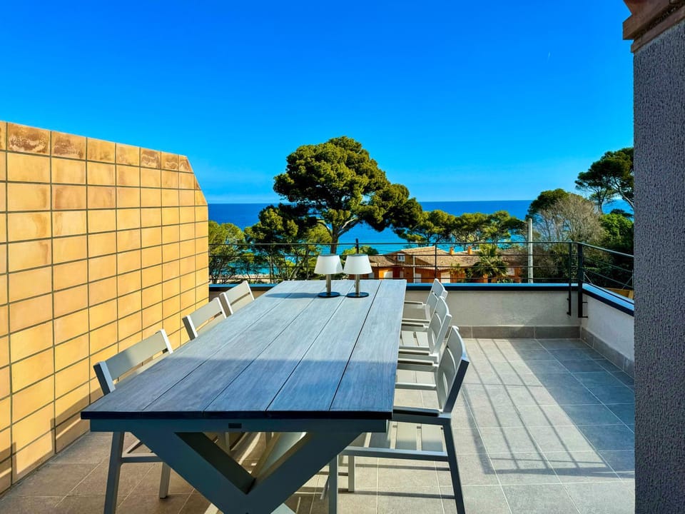 Patio, Natural landscape, View (from property/room), Balcony/Terrace, Dining area, Sea view
