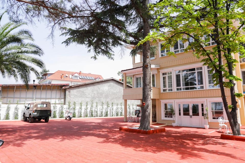Property building, Day, Garden, Parking