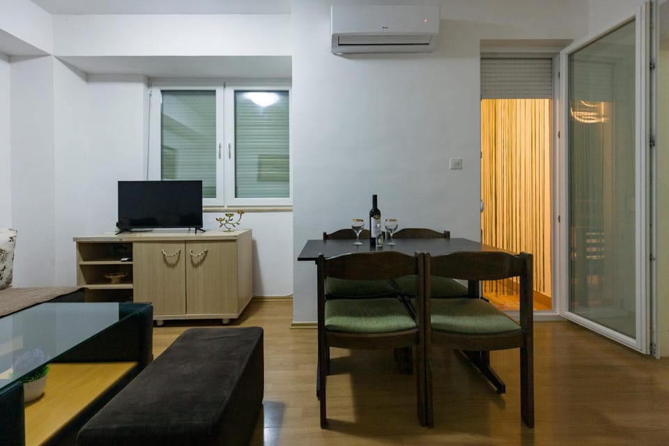 TV and multimedia, Living room, Seating area, Dining area, air conditioner