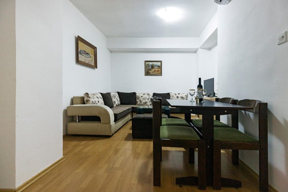 Bed, Living room, Photo of the whole room, Seating area, Dining area
