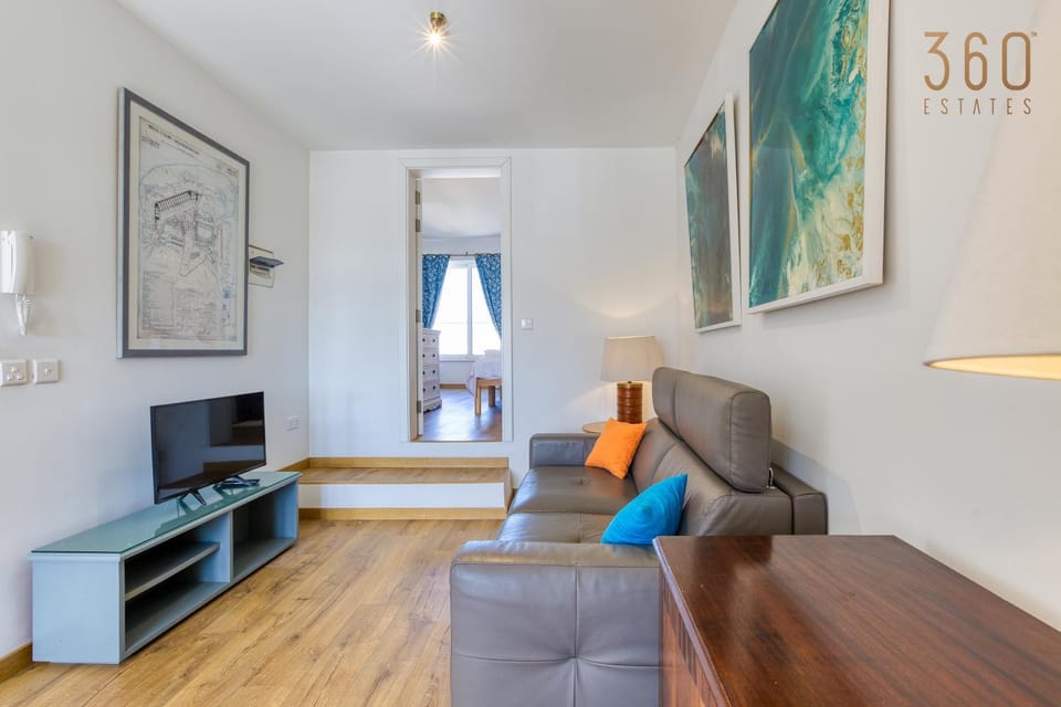 Communal lounge/ TV room, TV and multimedia, Living room, Seating area, Evening entertainment