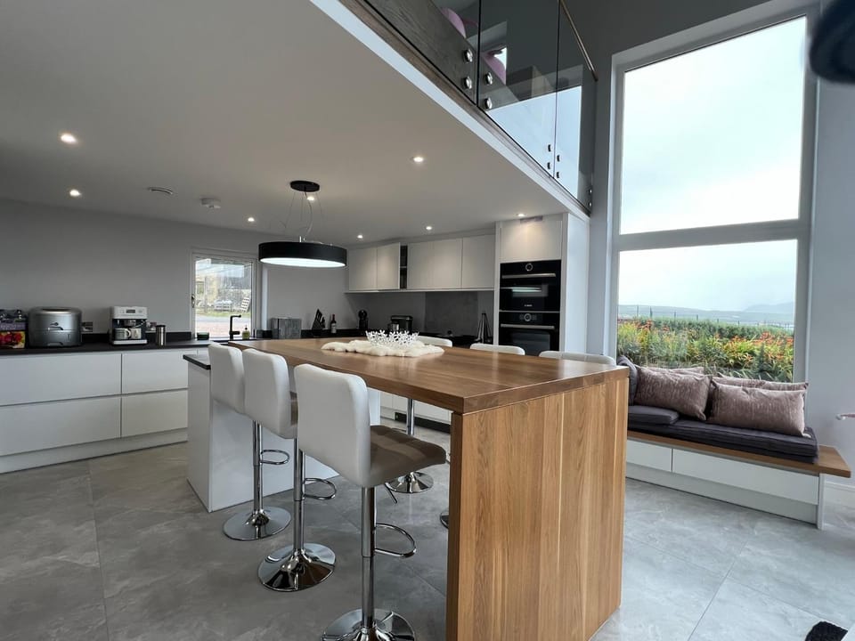 Kitchen or kitchenette, Living room, Seating area, Dining area, dishwasher, minibar, pet friendly, stove, toaster