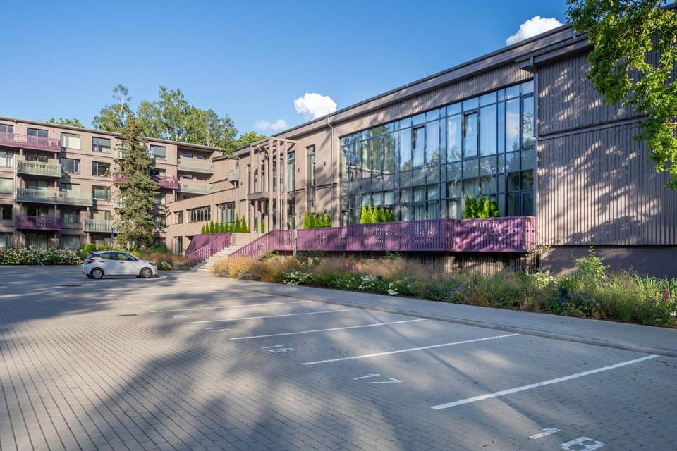 Property building, Neighbourhood, Street view, Location, Parking