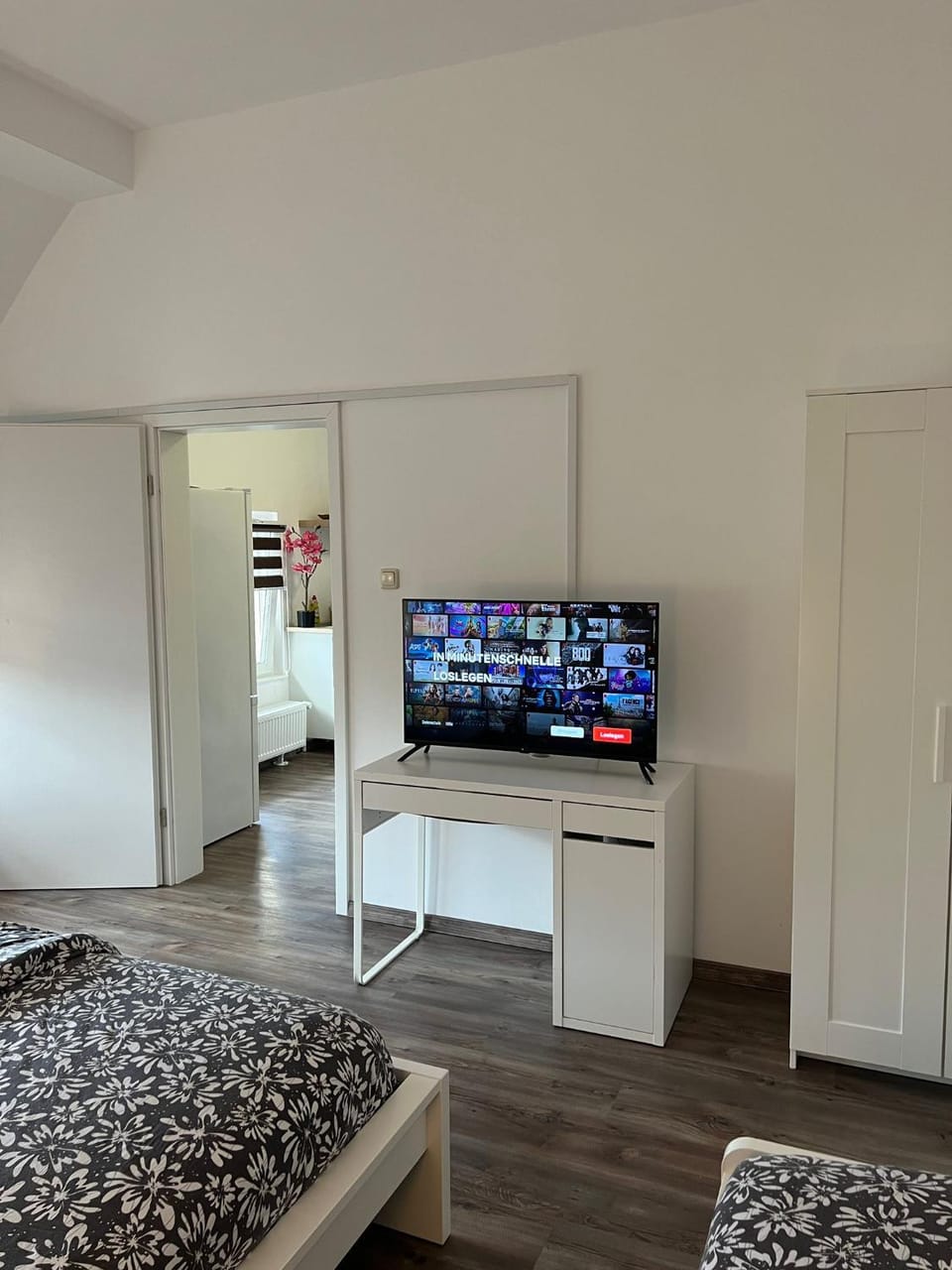 Bed, TV and multimedia, Bedroom, hair dresser