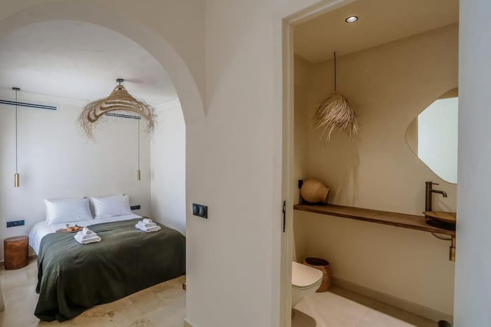 Bed, Bathroom, Photo of the whole room, Bedroom, towels