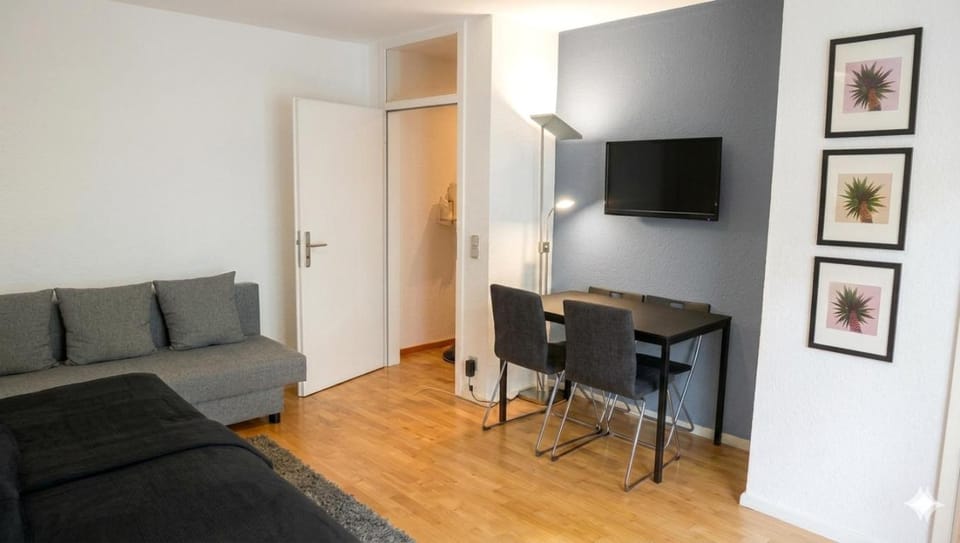 TV and multimedia, Living room, Seating area, Bedroom