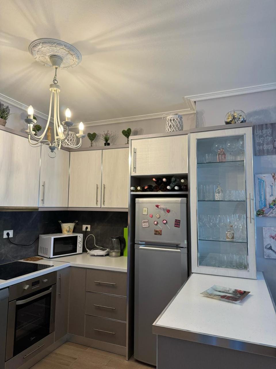 Kitchen or kitchenette, minibar