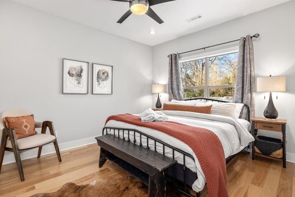 Porte Orange-Modern Home-1 mi from DT Fayetteville House in Fayetteville