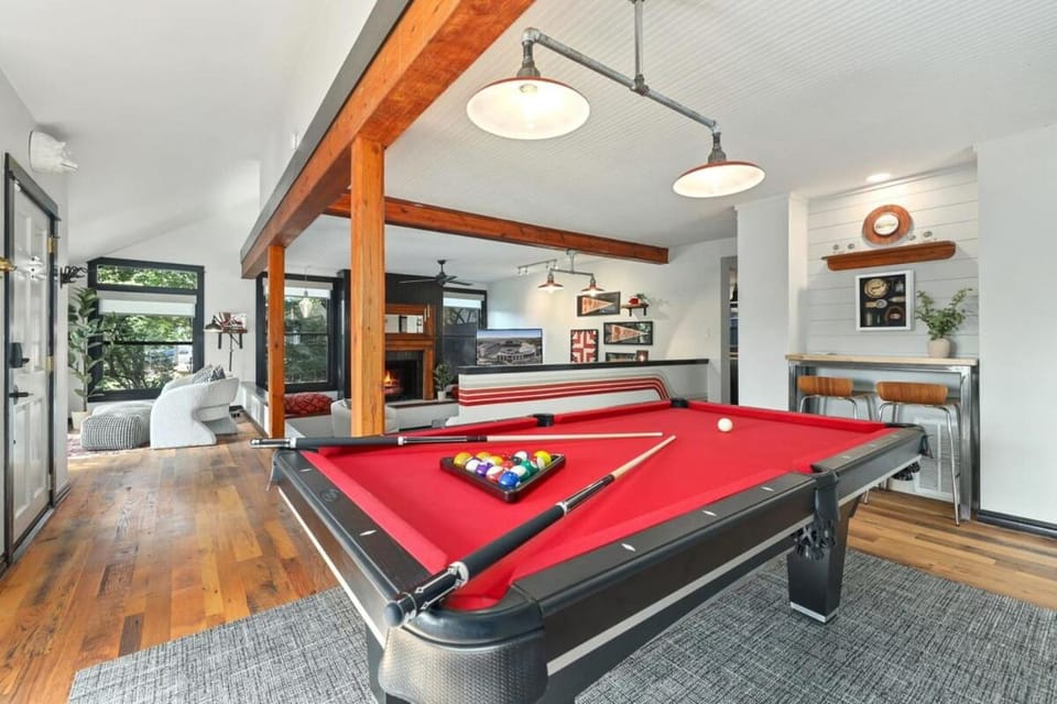 Retro Razorback-Pickleball-Golf-Spa-UofA House in Fayetteville