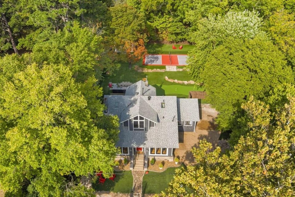 Retro Razorback-Pickleball-Golf-Spa-UofA House in Fayetteville