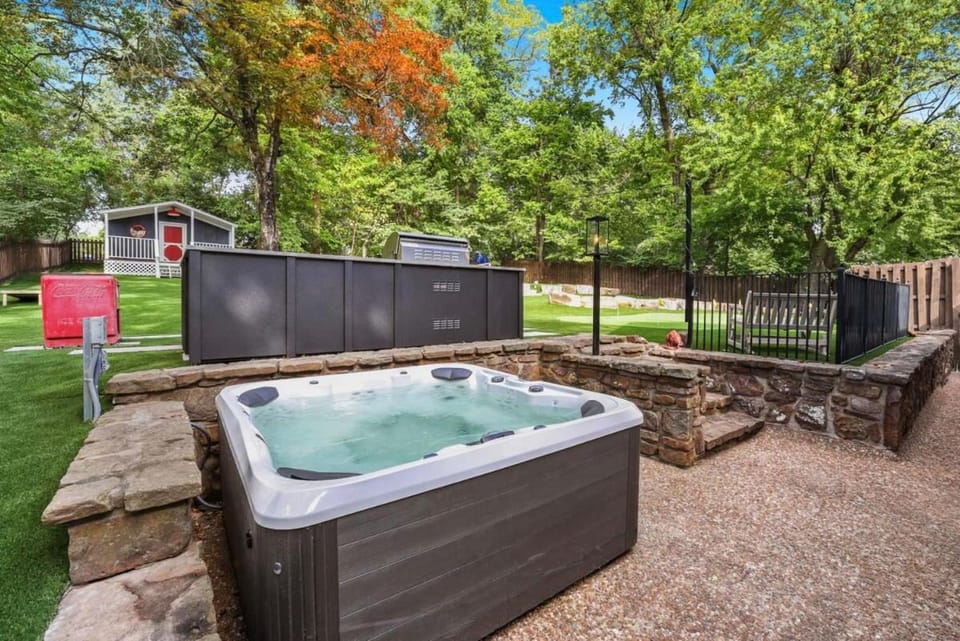 Retro Razorback-Pickleball-Golf-Spa-UofA House in Fayetteville