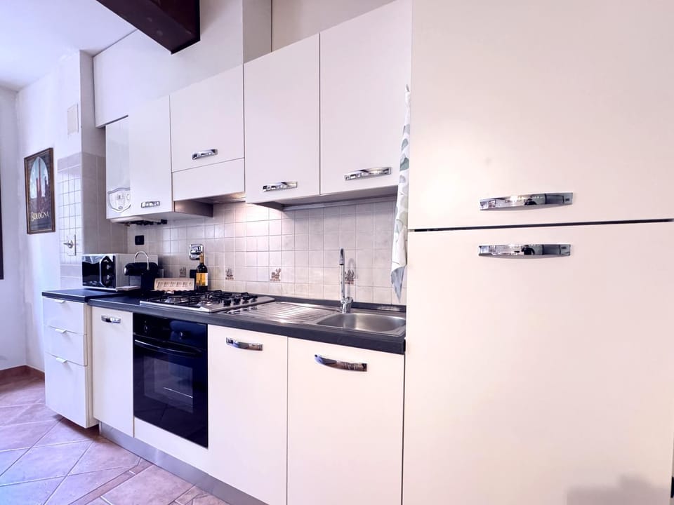 Kitchen or kitchenette, minibar, stove