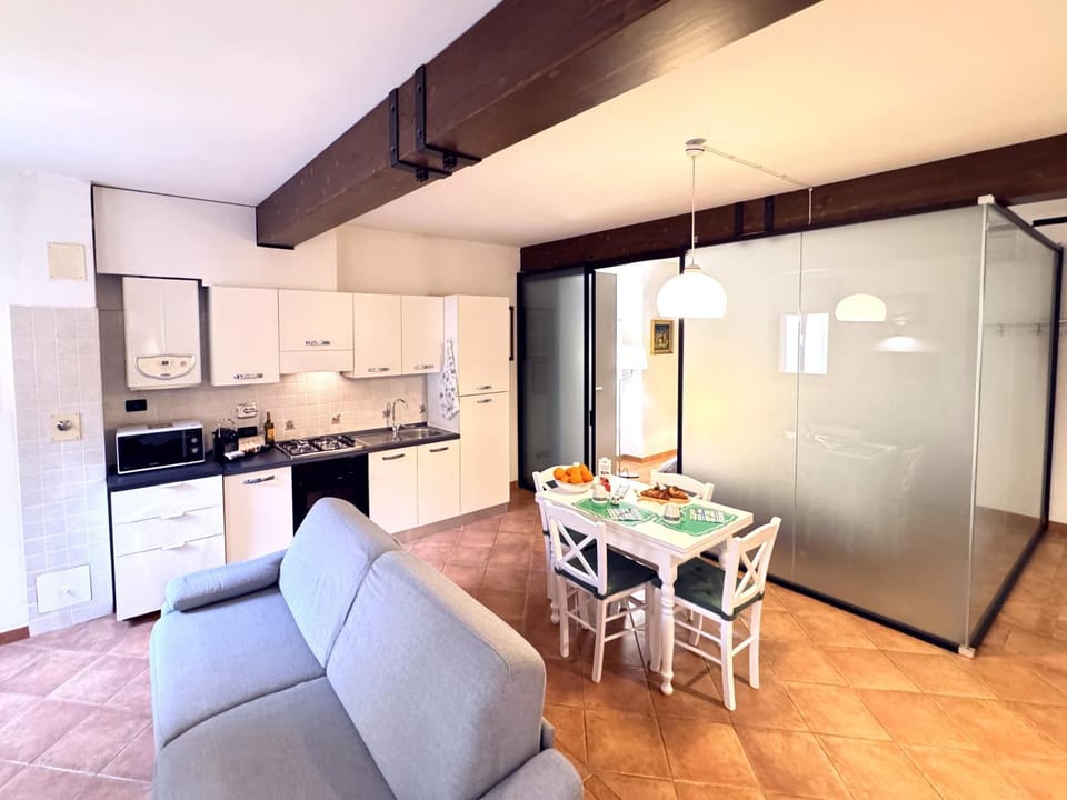 Kitchen or kitchenette, Living room, Seating area, Dining area, minibar, stove