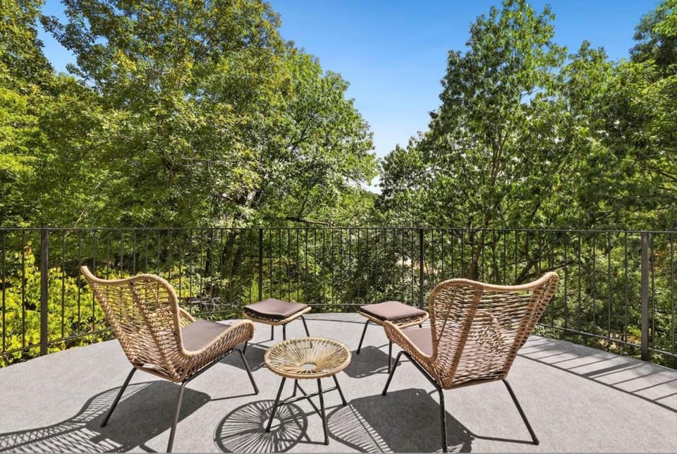 Rocky Summit-Hot Tub-Lake Access & Kayaks-Gameroom House in Beaver Lake